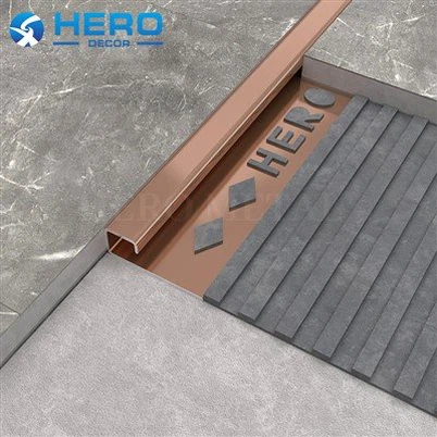 Kantbeklædning af firkantede fliser i rustfrit stål